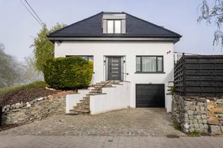 Deze woning werd totaal gerenoveerd met hoogwaardige materialen in 2025.<br /><br />De woning telt 4 slaapkamers, volledig ingerichte keuken met oven, microgolfoven, inductiekookplaat, frigo en diepvries, een living met eetplaats en een aangename veranda met airco/verwarming. OP het gelijkvloers is en 1 slaapkamer en ook een kleine badkamer. Op de eerste verdieping vind je 3 slaapkamers, waarvan 1 een dressing heeft. Verder is er een luxueuze badkamer met bad en grote inloopdouche. Er is ook nog een zolder met veel opbergruimte.<br /><br />In de kelder bevindt zich een 'mancave', garage, wasplaats en berging.<br /><br />De tuin is aangenaam ingericht met pergola, terras, tuinhuis.<br /><br />Meer info of een bezoekje? <br />Bel Isabelle: 0498/10.69.56 of isabelle@cornelis-goeman.be