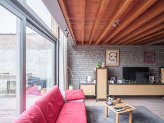 <p><span><strong>Unieke duplex-appartement met loft-allures en terras op een boogscheut van het centrum van Gent.</strong></span><br /><br />Voor meer informatie, mail naar info@carloeggermont.be<br /><br />Dankzij de gunstige ligging te Sint-Amandsberg en op een boogscheut van zowel het stadscentrum, verschillende parken, het station Gent Dampoort… biedt dit uiterst karaktervolle appartement een buitenkans voor zowel young professionals, investeerders…<br />Dit appartement is een geslaagde combinatie tussen hedendaags comfort en het gevoel dat een loft met zich meebrengt, namelijk zichtbare bakstenen, houten plafonds, zichtbare gewelven, industriële verwarmingselementen…<br /><br />We betreden deze entiteit langs de inkom/traphal met een gastentoilet, plaats voor de fiets en achterliggend een praktische berging/wasplaats zich bevindt.<br /><br />Op de eerste verdieping vinden we een lichtrijke, open ruimte die geniet van doorzon dankzij de ramen aan beide zijden. Deze ruimte geeft plaats aan de leefruimte, eetplaats en een eerder industrieel ingerichte keuken. Het grote schuifraam dat doorloopt naar het volgende verdiep zorgt niet enkel voor de royale lichtinval maar geeft ook toegang tot het ruime en goed georiënteerde terras.<br /><br />De bovenste verdieping geeft plaats aan een open slaapkamer en aanpalend een tweede polyvalente kamer (bureau, logeerkamer, dressing…) en badkamer voorzien van toilet, wastafel en douche.<br /> <br /><strong>Samengevat, een appartement waar karakter, buitenruimte en een bijzonder ruimtelijk gevoel samenkomen. Met andere woorden, een buitenkans!</strong><br /><br /><em>*basisakte in opmaak</em></p>