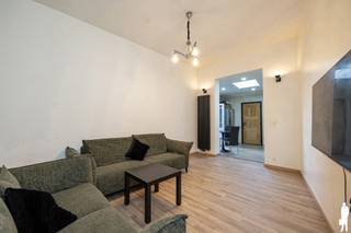 Ontdek deze instapklare, gerenoveerde woning in het hart van Steendorp, op wandelafstand van de Schelde en vlakbij winkels, scholen en openbaar vervoer. Dankzij de gunstige EPC-score B, conforme elektrische installatie, zonnepanelen met thuisbatterij en centrale verwarming op aardgas combineert deze woning hedendaags wooncomfort met een energiezuinige aanpak.<br /><br />Gelijkvloers<br />Inkomhal<br />Lichtrijke leefruimte<br />Volledig uitgeruste keuken met dubbele spoelbak, inductiekookplaat en dampkap<br />Badkamer met lavabo, douchecabine, toilet, aansluiting voor wasmachine en handdoekradiator<br />Inpandige garage<br />Vooraan een extra poort voor fietsen of motoren<br /><br />Eerste verdieping<br />Nachthal<br />Twee ruime slaapkamers<br />Apart toilet<br /><br />Kelderverdieping<br />Zeer ruime, volwaardige kelderverdieping met tal van mogelijkheden<br /><br />Tuin &amp; terras<br />Gezellig terras met ruimte voor een loungehoek<br />Aangelegde, hellende tuin die uitmondt in een rustige groene zone<br />Achteraan een poortje met rechtstreekse toegang via een achtergelegen voetweg<br /><br />Algemeen<br />EPC-score B<br />Conforme elektrische installatie<br />zonnepanelen met thuisbatterij<br />Centrale verwarming op aardgas<br />PVC- en houten ramen met hoogrendementsglas<br />Rolluiken aanwezig<br />Uitstekende ligging nabij de Schelde, winkels, scholen en invalswegen<br /><br />Deze verzorgde woning biedt een uitstekende combinatie van ruimte, comfort en energiezuinigheid. De grote kelder, inpandige garage, zonnige tuin en gunstige ligging maken dit een ideale gezinswoning voor wie op zoek is naar een instapklaar thuis in Steendorp. Een bezoek is absoluut de moeite waard!<br /><br />Op zoek naar een woning, appartement of bouwgrond in het Waasland of de Denderstreek?<br />De Boer &amp; Partners Waas &amp; Dender begeleidt u graag bij de aankoop of verkoop van vastgoed in deze ruime regio.<br />Wenst u dit pand te bezoeken? Contacteer ons via waasendender@deboerenpartners.be of 03 377 55 00.