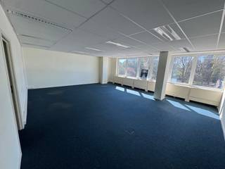 Dit modern gebouw met hoge afwerkingsgraad werd recentelijk gerenoveerd, heeft een unieke façade en geniet van een uitstekende zichtbaarheid. Met...