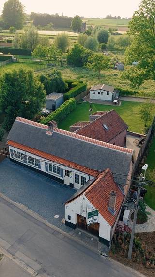 Deze charmante open bebouwing, gelegen in Maarkedal, wordt succesvol uitgebaat als vakantiewoning met een heel mooie bezetting en rendement. Meer informatie over de rentabiliteit en inzage in boekingen en cijfers zijn te verkrijgen na afspraak. <br />De vakantiewoning wordt verkocht incl. de volledige inrichting en het meubilair. <br /><br />Ben je op zoek naar een eigen woning, en heb je dus geen ambitie tot het uitbaten van een vakantiewoning? Ook daarvoor is deze charmante fermette uitermate geschikt! <br /><br />Het authentieke gedeelte van deze fermette werd volledig mee gerenoveerd met het bijgebouwde achterste gedeelte, in 2020. Ook het rieten dak werd volledig vernieuwd in 2025.<br />De vakantiewoning wordt gekenmerkt dankzij zijn ruime ontspanningsruimte met biljarttafel, de gezellige ruime zithoek met inbouwhaard en grote salon en de lichtrijke eetplaats aan de volledig uitgeruste keuken die toegang geeft naar het prachtige buitengedeelte.<br />De buitenruimte, incl. BBQ en buitenmeubilair, strekt zich uit over een riant terras in gepolierde beton van maar liefst 136 vierkante meter, aansluitend aan een mooie tuin en een petanquebaan aan het gerieflijke tuinhuis en extra zonneterras. <br /><br />In totaal zijn er 4 volwaardige slaapkamers, 2 badkamers en 2 toiletten. Verder beschikt de woning over handige opbergruimte, ingemaakte kasten, en een praktische berging met wasmachine en droogkast.<br />De woning biedt vooraan tevens plaats voor 4 auto's en is ook reeds uitgerust met een laadpaal. <br /><br />Wens je meer informatie of een bezoek ter plaatse? Contacteer IMMO Margaux op 0479 61 53 82 of op info@immomargaux.be