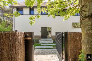 In het idyllische Tennispad in het Zoute bevindt zich deze volledig gerenoveerde villa, discreet gelegen in een rustig paadje. Dankzij de zonnige tuin rondom geniet de woning van maximale privacy en een optimale lichtinval.<br /><br />Het gelijkvloers omvat een ruime, lichtrijke leefruimte met open keuken die rechtstreeks uitgeeft op de twee terrassen, ideaal voor wie houdt van een harmonieus binnen-buitenleven. Aansluitend bevindt zich een gezellige tv-hoek en een praktische bijkeuken die mooi in het geheel geïntegreerd is.<br /><br />Op de eerste verdieping vinden we een royale master bedroom met aparte dressing en een ruime badkamer. Daarnaast is er een tweede master bedroom met ingemaakte kasten en eigen douchekamer. Verder zijn er nog twee volwaardige slaapkamers, eveneens voorzien van ingemaakte kasten. Een grote badkamer met zowel bad als douche en een apart toilet vervolledigen deze verdieping. Alle slaapkamers zijn uitgerust met airconditioning, wat het comfort het hele jaar door waarborgt.<br /><br />Het tweede verdiep biedt een zeer ruime polyvalente ruimte, ideaal als speelkamer, bureau of ontspanningsruimte. Er bestaat bovendien de mogelijkheid om hier een vijfde slaapkamer met badkamer te creëren, aangezien de technische voorzieningen hiervoor reeds aanwezig zijn. Daarnaast is er nog een royale zolderruimte beschikbaar.<br /><br />De woning is volledig onderkelderd en beschikt over een inpandige garage, aangevuld met meerdere parkeerplaatsen voor de woning.<br />Een bijzondere villa op een uiterst gegeerde locatie in het Zoute, die absoluut een bezoek waard is.