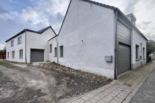 Verrassend ruime gerenoveerde gezinswoning met achterliggend magazijn en stijlvolle loft.<br />Achter deze gevel schuilt een uitzonderlijk ruime gerenoveerde woning waar wonen en werken perfect samenkomen.<br />De woning verwelkomt u in een woonkamer van ca. 30 m² op laminaatvloer, die naadloos overgaat in de lichtrijke eetkamer van ca. 15 m² met zicht op de stadstuin. De ingerichte leefkeuken (ca. 20 m²) vormt het hart van het huis en is uitgerust met koelkast, vaatwasmachine, 5-pits gasfornuis, dampkap en oven, afgewerkt met een elegant werkblad in blauwe hardsteen. Verder beschikt het gelijkvloers over een gastentoilet en een praktische bureauruimte op de mezzanine, ideaal voor thuiswerk of hobby.<br />De stadstuin met overdekt terras is een ware oase van rust waar u in alle privacy kan ontspannen.<br />Op de verdieping bevinden zich drie volwaardige slaapkamers (ca. 19 m², 14 m² en 12 m²), een bergkamer/dressing en een ingerichte badkamer met ligbad, douche, toilet en badkamermeubel.<br />Extra troeven zijn de ruime garage met automatische poort, kelderberging, dubbele beglazing en conforme elektriciteit.<br />Via een servitude bereikt u het achterliggende, luxueus afgewerkte magazijn met een bebouwde oppervlakte van maar liefst 180 m². Dit veelzijdige pand beschikt over een duurzame gietvloer, twee automatische poorten en vernieuwde elektriciteit. Daarboven bevindt zich een extra verdieping van 100 m², ingericht als stijlvolle loft met nieuwe beglazing en een volledig nieuw, geïsoleerd dak.<br />Een unieke eigendom met tal van mogelijkheden. Ideaal voor wie ruim wil wonen, ondernemen of beide wil combineren.