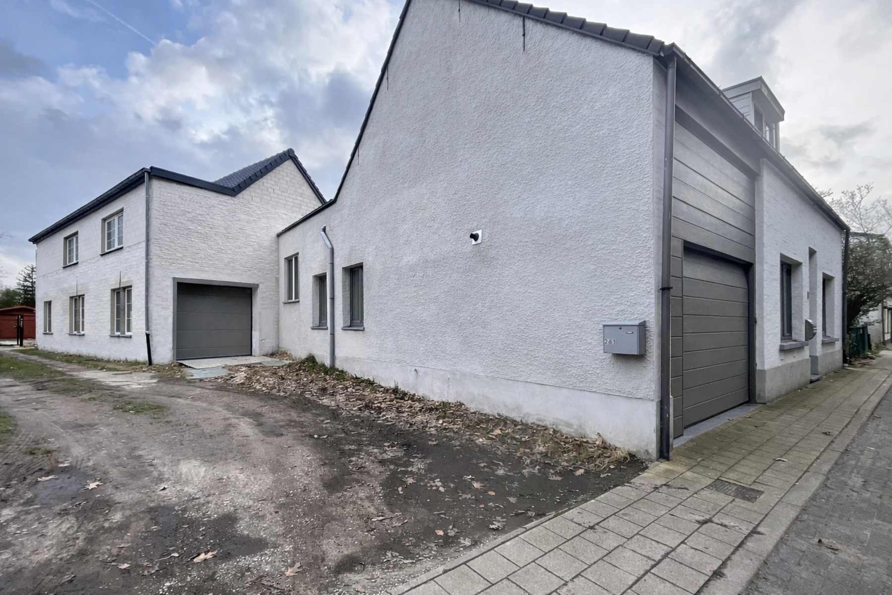 Woning met 3 slaapkamers en aansluitend magazijnruimte met loft - foto 2