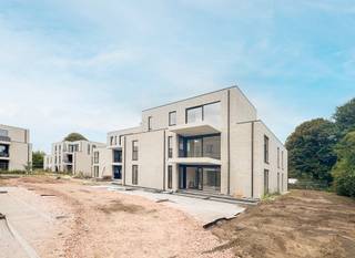 <p><strong><span>Handelsruimte D.0.5 bevindt zich op het gelijkvloers in gebouw D en heeft een oppervlakte van 70 m². Het beschikt over een privé terras van 8m².</span></strong></p>
<p>Parkdomein Bloemenhof is een prachtig woonproject in hartje Ravels. De centrale ligging en de aandacht voor duurzame energie maken dit project uniek.<br /><br />In Fase 2 worden 25 appartementen, zowel 1 slaapkamer als ruime dakappartementen gebouwd, met oppervlakten van 63m² tot 136m², allen met terras van 8m² tot 39m². Ook hier zullen er 3 handelsruimtes gebouwd worden.</p>
<p>De ondergrondse parking van fase2 is bereikbaar via inrit aan Blok D en biedt naast de bergingen ook een gemeenschappelijke fietsenberging. <br /><br /><strong>Mooi wonen in hartje Ravels</strong><br /><strong></strong></p>
<p>Residentie Bloemenhof bevindt zich in een groene omgeving op een boogscheut van het kerkplein. Winkels, restaurants, cafés en scholen liggen op wandelafstand of zijn vlot bereikbaar.<br />De busverbindingen naar Turnhout en Tilburg zijn beschikbaar aan Ravels Kerk.</p>
<p><strong></strong></p>
<p><strong>Zin in een wandeling in de vrije natuur?</strong></p>
<p>Dan biedt het Gewestbos Ravels met zijn 850 hectare natuurgebied, het bezoekerscentrum ‘Boshuis’ en de vele wandelpaden geweldig veel mogelijkheden. Het gebied is ook toegankelijk voor ruiters en fietsers.</p>
<p>Het project wordt door LV-architecten omgetoverd tot een ware parel in Ravels. Met hun expertise weten ze een mooie balans tussen hedendaagse architectuur met een luxueuze uitstraling en gebruiksvriendelijkheid te vinden. Op die manier biedt het project niet alleen een moderne woning in een mooie omgeving, maar is er ook voldoende aandacht voor het leefcomfort.</p>
<p>De appartementen worden voorzien van vloerverwarming met warmtepomp. Die zorgt niet enkel voor verwarming, maar ook voor koeling. Zo voelt de woning in de winter gezellig warm aan en geniet je van een aangename temperatuurverlaging in de zomer. Het ventilatiesysteem D zorgt voor voldoende verluchting. <span>Je woonst is ook nog eens voorzien van zonnepanelen Zo hoef je je geen zorgen te maken om hoge energiekosten en kan je volop genieten van een aangenaam binnenklimaat. </span></p>
<p><strong></strong></p>
<p><strong>Fiscale voordelen, kwaliteitsmaterialen en energiezuinigheid</strong></p>
<p>Het project, gebouwd door Woestenborghs Bouwbedrijf, wordt energiezuinig en doordacht gebouwd met oog voor detail alsook akoestische isolatie.<br /><br /><span>Parkdomein Bloemenhof wordt helemaal toekomstproof gerealiseerd en streeft naar een E-peil van 20. Hiermee legt de residentie de lat niet alleen hoger dan de huidige energienormen, maar biedt ze bewoners ook een vrijstelling van onroerende voorheffing over een periode van 5 jaar. Bovendien wordt het energieverbruik tot een minimum herleid door het gebruik van hernieuwbare energiebronnen. </span></p>
<p><strong>Beschermd als koper</strong></p>
<p>De verkoop van Residentie Bloemenhof geschiedt onder de Wet Breyne. Dit garandeert de koper uitgebreide bescherming en ontneemt alle risico’s. U betaalt in schijven naarmate de werken vorderen.</p>
<p><strong>Wil je graag meer weten over dit project?</strong><br /><strong></strong></p>
<p>Wij helpen je graag verder tijdens een afspraak op ons kantoor.<br /><br /><span>Ga naar “NIEUWBOUW” op www.vansweevelt.be voor een overzicht van alle beschikbare eenheden in onze nieuwbouwprojecten.</span></p>
<p>Dit is geen aanbod maar een onderhandelingsvoorstel. Alle informatie onder voorbehoud van materiële vergissingen en/of wijzigingen.</p>