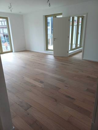 Mooi recent appartement, vrij vanaf 1 november 2026, nabij het nieuwe administratief centrum van Kapellen, in de onmiddellijke nabijheid van het Park van Kapellen en tevens zeer centraal voor shopping, horeca, openbaar vervoer, parking etc.<br /><br />Het appartement heeft is 95.11m² bruto, op de 1ste verdieping en beschikt over lift en mooie traphal en trap. De ruime berging en de parkingplaats bevinden zich in de ondergrondse verdieping op niveau -1.<br /><br />De living met veel lichtinval en toegankelijkheid van het ruime terras bieden een aangename sfeer. <br />De ruime open keuken is volledig en praktisch uitgerust met kwalitatief materiaal zoals kookplaat, oven, dampkap, vaatwasser, koelkast / vriezer en voldoende kastruimte. <br /><br />Alle plaatsen zijn vers geschilderd en gevloerd met mooi houten parket.<br />Verder beschikt het appartement over 2 ruime slaapkamers, badkamer met inloopdouche en lavabomeubel. Aparte toiletruimte. Serviceruimte met aansluiting voor was en droogmachines. Zeer aangename vibe dankzij de alomtegenwoordige lichtinval, witte muren en mooie aangename houten vloeren. <br /><br />Voor meer info of afspraak stuur mail of gsm 0475460428 Viviane. Rechtstreeks van eigenaar, geen immo.<br />
