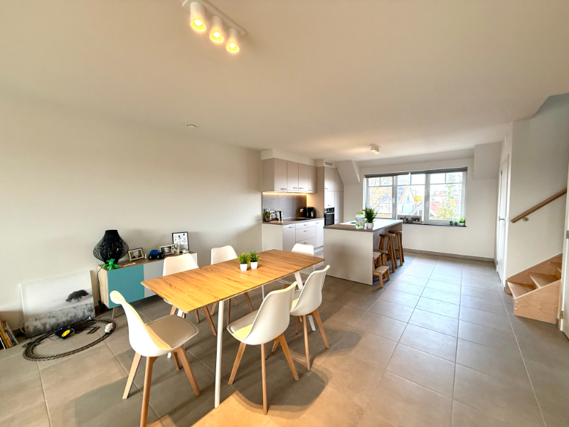 Recent duplex appartement met 2 slaapkamers, terras en garage - foto 3