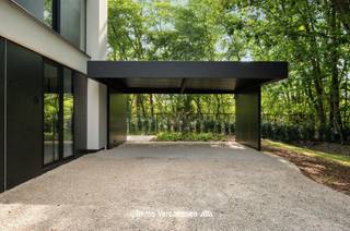 <p><span>Op een uiterst residentiële locatie te Bonheiden bevindt zich deze luxueus afgewerkte villa gunstig gelegen op een perceel van 1.645 m². Deze knappe woonst situeert zich in een groene, residentiële omgeving en ligt bovendien op wandelafstand van het Imelda ziekenhuis en natuurgebieden Mispeldonk en Cassenbroek. De villa is voorzien van alle moderne comfort en high-end afgewerkt met heel wat maatwerk. Energiezuinigheid (EPC-label A+) is gegarandeerd dankzij zonnepanelen, thuisbatterij, warmptepomp en vloerverwarming. Verder is er ook airco, een alarminstallatie en domotica.</span></p><p><span>We komen binnen via de lichtrijke inkomhal met apart gastentoilet en ruime technische berging/inpandige fietsenstalling. Een zeer royale woonruimte geniet een volledig panoramisch zicht op de tuin met zwembad. De moderne keuken is volledig geïnstalleerd en ingericht met Miele-toestellen. Verder tref je een doordachte indeling met op het gelijkvloers 3 slaapkamers en 2 badkamers, waarvan een masterbedroom met naastliggend badkamer. Een kantoorruimte kan eventueel ingericht worden als vierde slaapkamer. Een functionele bijkeuken/wasplaats maakt het geheel compleet. Via de trap kan men naar een multifunctionele ruimte op de 1e verdieping (42m² + terras). Dit kan worden aangewend als thuiswerk kantoor, praktijkruimte, extra slaapkamer met dressing/badkamer en/of fitnessruimte.</span></p><p><span>Overal geniet u van veel lichtinval door de grote raampartijen maar hoeft u op geen enkel moment in te boeten op privacy. Buiten nodigt het gevel brede terras uit tot lange avonden met zicht op een volledig aangelegde tuin met verwarmd zwembad. Aan de leefkeuken, is er nog een extra zuidwest georiënteerd terras. Verder is er een carport aanwezig voor 2 wagens (met mogelijkheid tot elektrisch laden) en biedt de lange oprijlaan parkeergelegenheid voor meerdere wagens.</span></p><p><span>Kom de troeven van dit unieke pand ter plaatse ontdekken en maak een afspraak: 015/755 444 of info@immovercammen.be </span></p><p><span> </span></p>