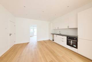 <p><span>Gelegen aan de rand van het regionale park Scheutbos in Anderlecht, op de eerste verdiepeing van een gebouw met 3 verdiepingen,</span> bieden wij u dit prachtige, volledig gerenoveerde appartement met twee slaapkamers van 88 m² + terras<span>. Het biedt: een grote woonkamer, volledig uitgeruste open keuken, </span>twee slaapkamers, een terras op het westen, een badkamer en een apart toilet. <span>Wasruimte. Kelder. EPC D. Elektriciteit conform. Dit pand zal u bekoren door de kwaliteit van de renovatie, de ideale ligging en de buitenruimte. Een absolute bezoek waard ! </span></p>