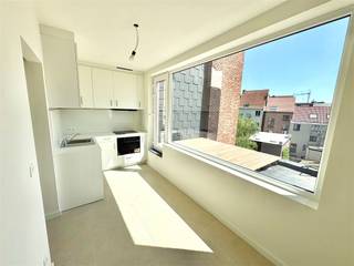 <p>Deze instapklare studio is uitstekend gelegen in de Justitiestraat, een rustige straat in het gegeerde 2018 Antwerpen, op wandelafstand van het stadscentrum en het bruisende Zuid met tal van winkels, horeca en openbaar vervoer.</p><p>De studio beschikt over een lichtrijke woonkamer aan de straatzijde. Aan de achterzijde bevindt zich de volledig uitgeruste keuken met eetruimte, die uitgeeft op een zonnig dakterras — ideaal om in alle rust te genieten.</p><p>De keuken is voorzien van een elektrische kookplaat, combi-oven, ingebouwde vaatwasser en koelkast. Verder is er een luxueuze badkamer aanwezig met lavabo, douche en toilet.</p><p>Daarnaast beschikt het pand over een ruime berging met aansluiting voor wasmachine en droogkast.</p><p>De verwarming gebeurt via een energiezuinige warmtepomp, wat zorgt voor een aangenaam wooncomfort en een lager energieverbruik.</p><p>Kortom, een ideale studio voor wie centraal en comfortabel wil wonen.</p>