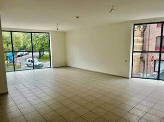 <p>Ben je op zoek naar een instapklaar appartement voor een periode van 1 jaar ?</p><p>Dit appartement bestaat uit een woonkamer, keuken, een ruime berging/wasplaats, 1 slaapkamer, badkamer met ligbad, lavabo en een apart toilet. <br />In de gang van de woonkamer naar de badkamer is een handige kastenwand voorzien.</p><p>Het appartement beschikt bovendien ook over een terras en een kelder berging. <br />De gemeenschappelijke kosten bedragen €50/maand.</p><p>Interesse?<br />Vraag uw bezoek aan via onze website www.immodhondt.be </p>