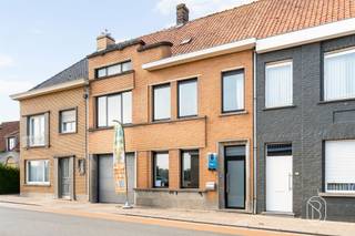 Bienvenue dans cette impressionnante demeure située à Wortegem-Petegem, qui allie à merveille confort de vie moderne et possibilités créatives. Cette spacieuse propriété offre une surface habitable totale de 296 m² sur un terrain de 829 m², ce qui lui confère un potentiel de développement exceptionnel.Le cœur de cette demeure est sa magnifique cuisine entièrement rénovée. Cet espace ouvert respire la qualité grâce à des finitions haut de gamme, notamment d’élégants plans de travail en pierre naturelle et des armoires en bois sur mesure. La cuisine est équipée d’appareils électroménagers modernes et dispose d’un superbe îlot, idéal aussi bien pour préparer les repas que pour recevoir des invités. De grandes fenêtres et une verrière moderne laissent entrer la lumière naturelle et créent une transition harmonieuse vers l’espace extérieur.La maison compte quatre chambres spacieuses, chacune offrant suffisamment d’espace et de cachet. Bien éclairées grâce à de grandes baies vitrées, les chambres constituent un havre de paix confortable. Une salle de bains fonctionnelle et des toilettes pratiques répondent aux besoins quotidiens.L’espace loft spectaculaire constitue un atout particulier. Cet immense espace baigné de lumière, avec ses poutres en bois authentiques et son architecture industrielle, offre des possibilités infinies. Il pourrait servir d’atelier, de bureau, d’espace de travail créatif ou d’extension de la surface habitable, selon vos besoins et votre imagination.À l’extérieur, un vaste terrain vous attend, agrémenté d’un agréable jardin à l’arrière, entouré d’une végétation naturelle. Cela garantit l’intimité et offre de l’espace pour de futurs projets ou pour vous détendre. Un garage offre un emplacement de stationnement abrité pour votre véhicule.La maison allie le charme flamand classique à des équipements contemporains et offre largement assez d’espace pour une famille qui s’agrandit ou pour des entrepreneurs à la recherche d’un espace de travail à domicile. Il s’agit d’une offre très rare présentant un fort potentiel.