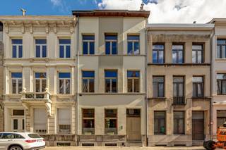 (Grondplan, Videotour en EPC kan u downloaden bij "Documenten" op de Wellimmo-site)<br /><br />Algemeen<br /><br />Altijd al gedroomd van een karaktervolle herenwoning met originele vloeren, charmante mouluren en een zonnige oostgerichte tuin? En ook nog eens volledig instapklaar? Dit is uw kans!<br />Deze woning dateert oorspronkelijk uit het jaar 1910 en dat kan je zien aan de zeer mooi bewaarde, zeldzame elementen. In 1997 werd dit pand volledig gerenoveerd en sinds 2008 tot op heden gerenoveerd volgens hedendaagse normen, steeds met respect voor deze historische details.<br />Met een bewoonbare oppervlakte van ca. 312 m² en een grondoppervlakte van ca. 229 m² is dit een zeer ruime en veelzijdige woning. Graag sommen we enkele troeven voor u op: <br /><br />Ligging<br />Zeer rustige straat vlakbij de Turnhoutsebaan. Op korte afstand vindt u de hippe cafés, restaurants en kunstgalerijen rond 't Laar en het Moorkens- en Krugerplein. Vlakbij ligt de iconische cultuurtempel De Roma. Bussen en trams rijden op slechts enkele minuten lopen, wat de bereikbaarheid ideaal maakt.<br /><br />Indeling<br />0: De woning betreden doet u via de originele inkomhal met marmeren vloer. Het gelijkvloers is ingedeeld in enerzijds een prachtige woonkamer met hoge plafonds en originele schouwen, anderzijds een zeer moderne eetkamer met volledig uitgeruste inbouwkeuken waar je geniet van zeer veel lichtinval. Via de driedelige schuifdeur komen we terecht in de (door tuinarchitect) aangelegde O-tuin met waterpartij. Charmant is de originele bijkeuken met karaktervolle blauw-witte wandtegels. Daarnaast in de hal is een stijlvol apart toilet.<br />1: Via de houten trap bereiken we de eerste verdieping, waar indrukwekkende Egyptische zuilen de nachthal sieren. Nadien lopen we langs een dressing (met inbouwkasten incl aansluiting wasmachine en droogkast) tot in de badkamer, die beschikt over een ligbad, douche en wastafel. Verder bestaat deze verdieping uit 2 zeer ruime slaapkamers.<br />2: Voordien werd de tweede verdieping ingericht en gebruikt als 1 slaapkamer-appartement maardeze bestaat in principe uit 2 ruime kamers (waarvan 1 is ingericht als eetkamer met keuken), een apart toilet en douchekamer.<br />3: Tot slot: de derde verdieping, die bestaat nogmaals uit twee ruime kamers met toegang (via uitschuifladder) tot de zoldernok.<br /><br />Extra: een ruime, bruikbare (en droge) staankelder. Achteraan in de tuin bevindt zich een handige tuinberging<br /><br />Bijzonderheden<br />✅ Statige, lichte pièce unique<br />✅ Ruime klassevolle tuin<br />✅ Instapklaar<br />✅ Prachtige authentieke elementen, gecombineerd met moderne technieken<br />✅ Centrale locatie in Borgerhout/Antwerpen<br /><br />Interesse?<br />Contacteer ons via info@wellimmo.net of bel naar 03/225.00.68!