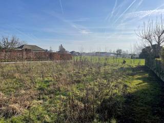 Ontdek deze bouwgrond in Torhout! Je woont er op 1,4 km van de markt van Torhout, vlak bij winkels (grootwarenhuis op 600 m), scholen (op 1 km) en openbaar vervoer (bushalte op 270 m). Deze bouwgrond voor halfopen bebouwing geniet van een landelijk, idyllisch uitzicht achteraan. Ideaal voor wie wil genieten van een groen vergezicht maar toch niet wil inboeten aan bereikbaarheid. De ruime stedenbouwkundige voorschriften bieden tal van mogelijkheden: één of twee bouwlagen, vlak of hellend dak. Hier bouwen we jouw nieuwe, energiezuinige woning volledig op maat, tegen een vaste prijs. Contacteer ons en ontdek alle mogelijkheden!