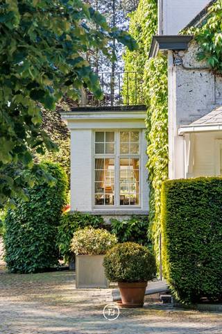 Verborgen achter een indrukwekkende oprijlaan ontvouwt zich het Hof van Lachenen: een exclusieve villa op een domein van circa 2.6 hectare,...