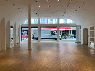 Dit pand is een van de breedste in de straat met maar liefst 14 meter gevelbreedte. Het gelijkvloers geniet van hoge plafonds en is +/-300m²...