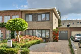 Bent u op zoek naar een instapklare halfopen bebouwing op een absolute toplocatie?Graag bieden wij u deze prima onderhouden woning aan met zalige...