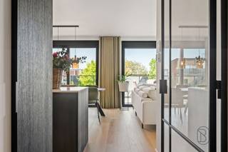Te koop: charmant, mooi afgewerkt appartement met zuidgericht terras in centrum Waregem. In het centrum van Waregem bevindt zich dit recent appartement (2021). INDELING: inkom en toilet, lichtrijke ruime leefruimte met open geïnstalleerde keuken met eiland, uitgevend op een ruim zuidgericht terras (genietend van zicht op groen), nachthal, badkamer, extra toilet, berging, en 2 volwaarde slaapkamers. Gelegen pal in het hart van de stad. Wat maakt dit pand uniek?De leefruimte geniet van een overvloed aan natuurlijk licht en vormt samen met de open keuken een aangename en open woonomgeving. Grote schuiframen (met elektrische zonnewering) zorgen voor een vlotte overgang naar het ruime, zuidgerichte terras van ca. 38 m². Het appartement beschikt over twee volwaardige slaapkamers, een moderne badkamer met inloopdouche, twee toiletten en praktische berging. Met een EPC-label A geniet je bovendien van een energiezuinig en toekomstgericht wooncomfort.Er is de mogelijkheid om een garagebox met elektrische poort bij aan te kopen.Voor wie is dit ideaal?Ideaal voor mensen of investeerders die op zoek zijn naar een modern en energiezuinig appartement met een ruim terras, op een toplocatie in Waregem.Te koop via Immo Beguin, jouw vastgoedexpert sinds 2009, met kantoren in Ronse, Waregem, Kortrijk, Deinze, Doornik en Lessines.Meer info of bezoek via charlotte@immobeguin.be