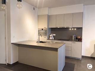<p><span>Modern appartement met 2 slaapkamer in de residentiële Harmoniewijk !</span></p><p><span>Wonen in dit stukje Antwerpen betekent wonen in een rustige elegante en residentiële omgeving. Op 5 min naar de Antwerpse ring, onmiddellijk bij scholen, bus- en tram en dichtbij het Harmonie park. Genieten van alle voordelen van de stad maar toch net iets rustiger.</span></p><p><span>Het appartement is met zorg ingericht. Het is gelegen op de eerste verdieping. U komt het appartement binnen langs de hal waar u onmiddellijk in de ruime leefruimte komt met open keuken. Zowel langs de voorzijde krijgt u licht maar ook door de kamers die achteraan gelegen zijn. Verder zijn er nog 2 slaapkamers, een badkamer, de berging met aansluiting voor wasmachine en droogkast. </span></p><p><span>Achteraan kijkt u op groen en langs de voorzijde is er nog een fijn terras. In de kelderverdieping parkeert u uw wagen en kan u in de kelderberging nog extra spullen kwijt.</span></p><p><span> </span></p><p><span>Het appartement is als volgt ingericht : </span></p><p><span>Inkomhal:</span><span><br />Via de inkomhal betreedt u het appartement. Deze hal biedt ruimte voor een vestiaire en geeft toegang tot het gastentoilet met handenwasser.</span></p><p><span>Leefruimte en keuken:</span><span><br />Vanuit de inkomhal begeeft u zich naar de ruime woonkamer met open, hoogwaardig afgewerkte keuken met mooi aanrecht in composiet. De keuken is uitgerust met een grote koelkast met diepvriesvak, een oven, een inductiefornuis, vaatwasser en spoelbak.</span></p><p><span>Aansluitend aan de keuken bevindt zich een grote open leefruimte die plaats biedt voor een ruime eettafel en een gezellige tv-hoek. Dankzij de grote raampartij heeft u directe toegang tot het aansluitende terras.</span></p><p><span>Badkamer & slaapkamers:</span><span><br />De badkamer is voorzien van een grote inloopdouche netjes afgewerkt met tegels. Daarnaast is er een dubbel lavabomeubel met grote spiegel. Wenst u warme handdoeken ? De handdoekradiator hier aanwezig zorgt ervoor. Hoewel de badkamer voorzien is van ventilatie is er ook nog een raam voor verluchting.</span></p><p><span>De twee slaapkamers beschikken over grote raampartijen met zicht op achtertuin,.</span></p><p><span>Autostaanplaats en kelder:</span><span><br />U woont midden in de stad maar parkeren gaat vanzelf in de ondergrondse parking. Hier is ook een berging naast de lift die rechtstreeks toegang geeft naar boven.</span></p><p><span> </span></p><p><span> </span></p><p><span>E</span><span>xtra Troeven:</span></p><p><span>- lift</span></p><p><span>- groot terras</span></p><p><span>- kelder en autostaanplaats (23)</span></p><p><span>- energiezuinig : EPC A</span></p><p><span>- vliegenramen</span></p><p><span>- verlichting voorzien</span></p><p><span> </span></p><p><span>Huurprijs & Beschikbaarheid</span><span><br /></span><span>De maandelijkse huurprijs</span><span>: € 1120</span></p><p><span>Maandelijkse kosten:</span><span> € 80/ maand - verbruik gemeenschappelijke delen, onderhoud </span></p><p><span>Beschikbaar:</span><span> vanaf 1 december 2026</span></p><p><span>Plaatsbeschrijving :</span><span> 250 €/per partij</span></p><p><span> </span></p><p><span>Interesse in dit moderne appartement en wil u de eerste be</span></p><p><span> </span></p>