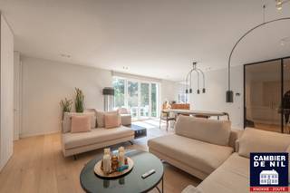 Ruim en zeer luxueus hoekappartement in standingvolle villaresidentie, genietend van een open zicht op de villa's in het Zoute en de Lammekenslaan, zuidelijk georiënteerd. 
Indeling: inkom met vestiaire en toilet, grote open leefruimte (salon en eetkamer) en mooie terassen (zuidgericht), volledig uitgeruste keuken, 3 slaapkamers, 3 badkamers, berging. Luxe afwerking met prachtige materialen. Mogelijk aankoop dubbele parking in de residentie, privatieve kelder en fietsenberging.  Bezoekersparking. 
EPC 181 - UC 20180508-0002056512-1 