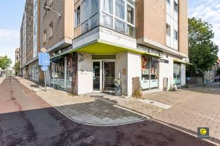 Immeuble commercial avec emplacement d'angle et grande visibilité à un emplacement de choix à BerchemSur la très animée Grotesteenweg, l'une des...