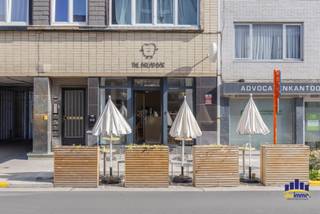 Te koop: Hip handelspand in hartje Gent – The Bread Bar<br /><br />Ben je op zoek naar een instapklare horecazaak met een hip concept en een toplocatie?<br />Dan is <strong>The Bread Bar</strong> in Gent misschien wel iets voor jou!<br /><br /><strong>Troeven:</strong>
<ul>
<li>Hippe, trendy lunchplek met sterke aanwezigheid op sociale media</li>
<li>Klein maar zonnig terras (20 plaatsen)</li>
<li>Ruime, gezellige binnenruimte (+20 zitplaatsen)</li>
<li>Volledig vernieuwd handelspand, smaakvol ingericht en instapklaar</li>
<li>Volledig uitgeruste keuken: gasvuur met grillplaat & dampkap, Unox-oven, vaatwas, gekoelde saladebar, …</li>
<li>Voorzien van alarmsysteem, camera’s & rookmelders</li>
<li>Wordt volledig ingericht verkocht – je kan meteen starten!</li>
</ul>
<strong>Praktisch:</strong>
<ul>
<li>Openingsuren: 11u – 18u (gesloten op maandag & dinsdag) - zelf in te vullen</li>
<li>Kadastrale gegevens: 44816 Gent 16 AFD, Sectie K531 S P0045</li>
<li>EPC: in aanvraag</li>
<li>Elektrische installatie: conform</li>
</ul>
<strong>Vraagprijs: €265.000</strong><br /><strong>(*voor het onroerend goed én de volledige inboedel samen*)</strong><br /><br />Een unieke kans om een volledig afgewerkt en goed draaiend horecapand over te nemen in een bruisende buurt van Gent!<br /><br />Interesse? Neem contact op voor meer info of een bezichtiging.