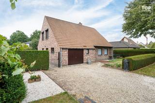 Deze karaktervolle woning is gelegen in een straat met veel groen, op wandelafstand van een lagere school, een huisartsenpraktijk en een goede verbinding met het openbaar vervoer. Ook met de fiets is alles vlot bereikbaar. Zo sta je na 15 minuten fietsen in het centrum van Gent en bereik je het station Gent-Sint-Pieters na een fietstocht van 20 minuten.<br />Bij het binnenkomen van de woning valt meteen het karakter van de inkomhal op. Vanuit de inkomhal heb je toegang tot de gezellige woonkamer, waar je geniet van een mooi zicht op de tuin. Aansluitend bevindt zich de keuken. Vanuit de keuken heb je toegang tot de veranda, die ideaal is om ook bij kouder weer te genieten van de prachtige tuin. Daarnaast biedt de keuken toegang tot de berging en de garage.<br /><br />Op de eerste verdieping beschikt de woning over 3 ruime slaapkamers en een kleine slaapkamer. De badkamer bevindt zich op het gelijkvloers naast de keuken. <br />Een absolute troef van de woning is de prachtig onderhouden tuin. Deze is ideaal om helemaal tot rust te komen en volop te genieten van het mooie weer.<br /><br />Troeven:<br /><br />• Ruime garage<br />• Zonnepanelen<br />• Prachtige tuin<br />• Karaktervolle afwerking<br /><br />Vrij bij akte.<br /><br />Is dit de woning waar je naar op zoek bent? Contacteer dan Top Vastgoed voor een bezoek via het nummer 0475 700 700.
