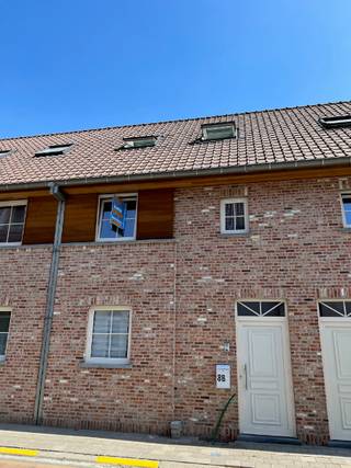 ✨ Gezellige (rij) gezinswoning ✨met 2 ruime en 1 kleinere slaapkamers, bureau en tuin in hartje Kuurne 🌟<br />Op een absolute TOP locatie — op wandelafstand (100m) van het centrum van Kuurne — vinden we deze recente, volledig geschilderde en instapklare rijwoning. ✨<br />De troeven op een rij:<br />💡 Licht &amp; Ruimte: Een grote L-vormige woonkamer en een aparte, hyper-geïnstalleerde keuken met extra bergingen.<br />👨‍👩‍👧‍👦 Ruimte voor het hele gezin: 3 ruime slaapkamers én een aparte bureaukamer verdeeld over de verdiepingen. De master bedroom op de zolderverdieping is al uitgerust met handige Velux-verduistering 💤.<br />🌿 Klassieke charme buiten: Een onderhoudsvriendelijke tuin (perceel 150 m²) met een prachtig blauwstenen terras.<br />🚲 Achterom bereikbaar: Via het achterpoortje wandel of fiets je zo de uitweg op, waar ook je privécarport 🚗 ligt.<br />Een topper in zijn categorie! Maak snel een afspraak voor een bezichtiging. 👋<br /><br /><u>HP :</u> € 1.100/m<br /><u>Vrij :</u>  Op 01 oktober 2026 .<br /><u>EPC :</u>  103 kWh/m² - E-peil : 63 - B-label ... bijna A dus.<br /><u>Huurwaarborg :</u> 3.300 euro, geblokkeerd op een rekening op naam van de huurder.<br /><u>Huurcontract :</u> 9 jaar<br /><u>Bel Stefan of Guillaume - 056/705262<br />Vereisten : </u>liefst solvabele bezoekers, met liefst een minimum netto inkomen van ongeveer 3.300 euro of hoger.