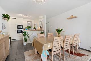 Dit gebouw is heel rustig gelegen in een doodlopende straat en bestaat uit 2 ruime appartementen en 2 garages.Ideale opportuniteit voor investeerders...