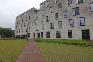 Instapklaar appartement voorzien van alle moderne comfort, een terras en een ondergrondse standplaats in het centrum van Eeklo. De indeling: een...