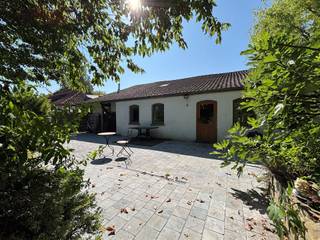 Hellebecq, in een aantrekkelijke straat aan de landelijke kant, zeer goed bereikbaar, mooi charmant pand met comfortabele ruimtes en een...