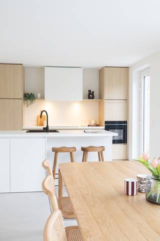 Hectaar realiseert deze hedendaagse halfopen bebouwing in een rustige en kindvriendelijke omgeving in Moorslede, meer bepaald in de doodlopende Canny-Barvillestraat. Dankzij deze ligging geniet je van maximale rust en privacy, terwijl het centrum van Moorslede en alle dagelijkse voorzieningen zoals winkels, scholen en openbaar vervoer zich op korte afstand bevinden. Bovendien zijn er vlotte verbindingswegen richting Roeselare, Zonnebeke en omliggende gemeenten, wat deze woning ideaal maakt voor zowel gezinnen als pendelaars.<br /><br />De woning wordt gebouwd met aandacht voor hedendaags comfort, energiezuinigheid en een praktische indeling. Als koper krijg je bovendien de kans om de afwerking volledig naar eigen smaak te bepalen. In samenwerking met vaste partnerleveranciers kies je zelf materialen en afwerkingen binnen jouw budget, zodat je een thuis creëert die volledig aansluit bij jouw persoonlijke stijl.<br /><br />Indeling woning:<br />Gelijkvloers: Inkomhal met gastentoilet, lichtrijke leefruimte met open keuken en inpandige garage. <br />Verdieping: Nachthal met apart toilet, 3 ruime slaapkamers (14,2m² - 13,9m² - 11,7m²), aparte bergruimte en een volledig uitgeruste badkamer met ligbad, inloopdouche en dubbele lavabo. <br />Zolder: Bereikbaar via zolderluik – ideaal als extra bergruimte. <br /><br />Troeven van deze woning:
<ul>
<li>Energiezuinig; </li>
<li>Voorzien van lucht/water warmtepomp; </li>
<li>Inpandige garage, extra bergruimte op de eerste verdieping én zolderruimte; </li>
<li>Praktische en lichtrijke indeling</li>
<li>Topligging in het centrum van Moorslede. </li>
</ul>
Wens je meer informatie over dit project? Contacteer ons vandaag nog voor meer details of een afspraak.