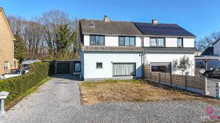 <p>Bij ImmoFusion 7/7 “open huis” : klik op onze 3D-TOUR.</p>
<p>In het gezellige Houthalen-Helchteren bevindt zich deze charmante woning met een modern en sfeervol interieur. De woning is van binnen mooi afgewerkt en biedt een warme, gezellige leefruimte waar u zich meteen thuis voelt.</p>
<p>Gelegen op een perceel van 650 m² geniet u hier van voldoende ruimte en tal van mogelijkheden. De woning combineert rustig wonen met een uitstekende ligging: scholen, winkels en openbaar vervoer bevinden zich op wandelafstand, terwijl ook belangrijke invalswegen vlot bereikbaar zijn.</p>
<p>Deze charmante woning is zeer praktisch ingedeeld en beschikt over 3 slaapkamers en 2 toiletten. Binnenin geniet u van een modern en verzorgd interieur waarbij alle ruimtes mooi afgewerkt zijn.</p>
<p>Daarnaast beschikt de woning over een prachtige veranda met veel lichtinval, waar u een mooi uitzicht heeft op de afgebakende en private tuin. De grote en diepe tuin biedt volop ruimte om te ontspannen, te spelen of gezellig te genieten met familie en vrienden.</p>
<p>Ook aan opbergruimte geen gebrek. De woning beschikt over een ruime garage en daarachter bevindt zich nog een extra schuur die perfect kan dienen als opslagruimte, werkruimte of hobbyruimte. Bovendien is er een grote oprit aanwezig met voldoende parkeermogelijkheden.</p>
<p><strong>Pluspunten</strong></p>
-Modern afgewerkt<br />-Open keuken<br />-Praktische inrichting<br />-Grote en diepe tuin<br />-Veel privacy<br />-Centraal gelegen<br />-Noord-Zuidverbinding<br />-Ruime garage + extra schuur<br />-Grote oprit
<p>Voor een afspraak of meer info, bel ons op 078/78.78.70, of kom gewoon binnen op ons kantoor. Steeds welkom!</p>