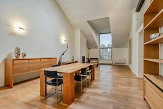 Dit stijlvolle duplex dakappartement bevindt zich in een kleinschalig gebouw aan de Charleroisesteenweg 25 in Sint-Gillis. Dankzij de topligging, vlak bij de Louizalaan, de Zavel en de bruisende Kasteleinwijk, geniet u van een ruim aanbod aan winkels, restaurants, cafés en openbaar vervoer.<br /><br />Het appartement is gelegen op de 3de en 4de verdieping en biedt een bewoonbare oppervlakte van 160 m². Het zonnige, westgericht terras van 15 m² met groen uitzicht vormt een echte troef.<br /><br />De indeling van het appartmeent is als volgt: <br />op de 3de verdieping;<br />- ruime inkomhal met apart toilet en aansluitingen voor was- en droogmachine<br />- lichtrijke leefruimte met hoge plafonds, haardcassette en open designkeuken<br />- volledig ingerichte design-keuken met keukeneiland, vaatwasmachine, ingebouwde koelkast, aparte diepvriezer, ingebouwde oven en microgolfoven<br />- toegang tot het westgerichte terras van 15 m², voorzien van waterrecuperatie<br />- bureauruimte op de overloop<br />- ruime slaapkamer met aansluitende badkamer uitgerust met ligbad, dubbele wastafel en tweede toilet<br /><br />op de 4de verdieping;<br />- mezzanine met tweede slaapkamer, uitkijkend over de woonkamer<br />- ensuite badkamer met douche en wastafel<br /><br />Mogelijkheid tot aankopen van staanplaats aan 30.000 EUR, niet inbegrepen in de prijs.<br /><br />Extra troeven;<br />- privatieve kelder met veiligheidsdeur<br />- zonnewering, airconditioning en alarmsysteem<br />- EPC D+ (168 kWh/m²/jaar), conform de Brusselse energiedoelstelling voor 2033.<br /><br />Wenst u dit appartement graag te bezichtigen? doe een aanvraag via www.dewaele.com of neem contact met Danielle Kaluza 0491 27 21 88.