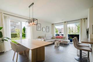 LOCATION<br /><br />This 85 m² newly built flat is situated in the peaceful neighbourhood of Stokt, in Oostakker, a residential area where tranquillity, green spaces and good transport links come together beautifully. The low-traffic street ensures a pleasant and peaceful living environment, whilst allowing you to enjoy the proximity of all your everyday amenities.<br /><br />Oostakker is known for its rural village atmosphere close to Ghent. In the immediate vicinity, you’ll find shops, chemists, schools, and sports and leisure facilities.<br /><br />Thanks to its proximity to the R4, there are easy connections to Ghent, the port and the surrounding municipalities. Public transport is also within walking distance.<br /><br />LAYOUT<br /><br />The living area and open-plan kitchen benefit from natural light thanks to the large windows overlooking the courtyard garden. Adjacent to this is the covered terrace. The flat also features a spacious bedroom and a second room, ideal as a study or extra room.<br /><br />The bathroom is fitted with a walk-in shower and a bath. There is also a separate guest toilet and a utility cupboard.<br /><br />The flat comes with an underground storage room and a parking space, available for purchase for €15,000.<br /><br />HIGHLIGHTS<br /><br />- Energy rating E51<br />- Green and peaceful surroundings<br /><br />Don’t miss this opportunity! Contact Bram today on +32 471 76 90 50 to arrange a viewing.