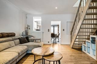 In een <strong>enkelrichtingsstraat </strong>in het rustige Terhagen vinden we deze charmante woning. Hoewel deze woning zeer rustig gelegen is, beschikt u over een <strong>vlotte bereikbaarheid</strong> naar de autosnelwegen E19 & A12 Antwerpen-Brussel. Bij thuiskomst hoeft u ook niet te zoeken naar parkeerruimte, aangezien deze straat voorzien van <strong>ruime parkeermogelijkheden</strong>. Voorts bevinden er zich enkele lokale winkels op wandelafstand, net zoals een basisschool en het openbaar vervoer. Maar ook de grootwarenhuizen liggen slechts op 5 min rijden van de woning. Wandelaars en fietsen hebben tenslotte ook veel mogelijkheden met het bos van Terhagen en en jaagpad langsheen de Rupel als mogelijke uitvalsbasis.<br /><br />De woning werd in 2011 volledig <strong>gerenoveerd </strong>en recent werd ook de tweede verdieping helemaal onder handen genomen. Deze woning is volledig instapklaar en beschikt over volgende indeling:<br /><strong>Gelijkvloers</strong>: inkomhal, woonkamer, keuken met lichtkoepel, toilet, technische ruimte met CV-installatie, deels overdekt terras met servitudeweg en ruime tuinberging;<br /><strong>Eerste verdieping</strong>: hal, 2 slaapkamers en badkamer;<br /><strong>Tweede verdieping</strong>: 3e slaapkamer welke nog dient afgewerkt te worden (vloer);<br /><br />Voorts beschikt deze woning over volgende troeven: <strong>EPC-label C, conforme elektrische installatie en asbestveilig</strong>. <br /><br />Kortom een instapklare woning op een zeer interessante locatie.<br /><br />Maak nu uw afspraak via info@leximmo.be of 03/459.99.99.<br />