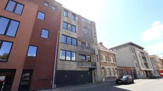 Op de derde verdieping van een kleinschalige residentie kunnen we dit ruim appartement terugvinden! Het appartement is voorzien van een inkomhall met...