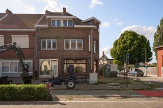 Op de hoek van de Kapellestraat en de Sint-Leonardusstraat bevindt zich dit pand die zich leent voor een commerciële uitbating en daarboven wonen...