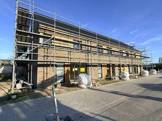 <p>Nog 7 energiezuinige woningen.<br /><br />Prijzen vanaf 317.000€ (excl. kosten) - 362.000€ (excl. kosten). Grond oppervlakte vanaf 139m2 - 364m2. <br /><br />Nog keuze uit halfopen tot gesloten bebouwing met 2 bouwlagen.<br /><br />Lot 2 - 5 volledig afgewerkt en klaar tegen eind dit jaar.<br /><br />Bijzondere aandacht gaat uit naar een veilige, groene en rustige leefomgeving.<br /><br />Bepaal zelf de finishing touch van jouw droomhuis, met inspraak in de afwerking.<br /><br />Ervaar de mogelijkheden in onze modelwoning, beschikbaar na afspraak.<br /><br />Meer informatie? <br />Info@yess-vastgoed.be - 050 / 33 59 03</p>