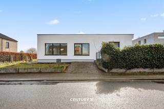 <p>Deze lichtrijke halfopen bebouwing is gelegen in de gegeerde Langelostraat in Pellenberg, op een perceel van 3a 92ca en met een bewoonbare oppervlakte van 139 m². De gelijkvloerse woning werd in 2022 volledig gerenoveerd en is dan ook instapklaar.<br /><br />De bungalow beschikt over een ruime leefruimte met keuken, een praktische berging, een kelder, een badkamer met douche, drie slaapkamers en een staanplaats voor uw wagen.<br /><br />In de rustige, zuidoost gerichte tuin met terras geniet je volop van de zon en gezellige BBQ-momenten met vrienden en familie.<br /><br />Bent u op zoek naar een instapklare gelijkvloerse woning? Maak dan vandaag nog uw afspraak via 016 229 228 of office@connect-immo.be<br />.<br />EPC: 193 kWh/m² - 2684098<br />Wg-Gdv-Gvkr-Gvv</p>