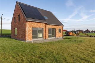 <p><span><strong>6% BTW MOGELIJK | KWALITATIEVE EN ENERGIEZUINIGE WONING MET 4 SLAAPKAMERS EN ZUIDGERICHTE TUIN OP 598 M² IN AARSELE </strong>In Aarsele, landelijk gelegen langs de Baudeloostraat, centraal tussen Deinze en Tielt, vinden we deze kwalitatieve vrijstaande woning.</span><br /><span>Met een bewoonbare oppervlakte van maar liefst 186m² kan men genieten van een ruime leefruimte met open keuken, aansluitend een inpandige garage met aparte wasplaats, 4 slaapkamers waarvan 1 met dressing en een badkamer met zowel bad als douche.</span><br /><span>De warmtepomp, vloerverwarming en verwarming als airco op de slaapkamers, 12 zonnepanelen, ventilatiesysteem D en maximale isolatie dragen bij tot een zeer energiezuinige eigendom. </span><br /><span>De eigendom zit momenteel in een laatste afwerkingsfase, hierdoor kan je zelf nog vloeren, keuken, badkamer en trap gaan bepalen en inrichten. Rolluiken, vliegramen en screens reeds voorzien waar nodig.</span><br /><span>Dit alles op een mooi perceel van maar liefst 598 m² en met de mogelijkheid van 6% btw-tarief.  </span></p><p><span><strong>INDELING: </strong></span><br /><span>We komen binnen in de inkomhal met afzonderlijk toilet. Vanuit de inkom komen we terecht in de ruime leefruimte met open keuken en extra ontbijthoek.</span><br /><span>De leefruimte biedt grote raampartijen die voor veel natuurlijke lichtinval alsook een mooi zicht op te tuin zorgen. </span><br /><span>Vanuit de keuken met keukeneiland heeft men rechtstreekse toegang naar de garage met aparte bergruimte en 2de toegangsdeur. </span><br /><span>Op het verdiep vinden we de nachthal met afzonderlijk toilet en toegang tot 4 volwaardige slaapkamers waarvan 1 met dressing en de badkamer met bad, douche en dubbele lavabo. </span><br /><span>Buiten kan men genieten van een mooie zuidgerichte tuin.</span><br /><span>Het lastenboek is beschikbaar en kan men raadplegen op aanvraag.</span></p><p><span><strong>TROEVEN: </strong></span><br /><span>- Warmtepomp </span><br /><span>- 12 zonnepanelen </span><br /><span>- Bewoonbare oppervlakte 186m²</span><br /><span>- 4 ruime slaapkamers</span><br /><span>- grote tuin en zicht op groen</span><br /><span>- Regenwaterput 10.000L</span><br /> </p>