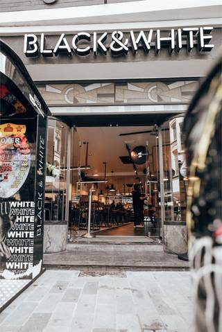 Compleet vernieuwd commercieel pand, gelegen in het beste gedeelte van de Kattestraat, nabij ‘Fnac’, ‘JULES’, ‘Holland and Barret’, ‘Neuhaus’,...