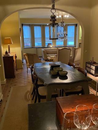 Dit prachtig, uniek appartement ligt in het centrum van Aalst. Achter de mooie gevel, tref je op het 1e verdiep dit pareltje. Het appartement beschikt over een inkom, ruim salon met open keuken. Deze is voorzien van alle apparaten zoals oven, vaatwas, kookplaat en bevat ook een Amerikaanse frigo. Via de gang kom je in de ruime slaapkamer. In de badkamer is er een ligbad, inloopdouche en 2 lavabo's. toilet is apart. De 2e slaapkamer kan perfect als dressing worden gebruikt. Aansluiting voor wasmachine en droogkast is tevens daar ook voorzien. Het appartement wordt niet bemeubeld verhuurd. Ideaal voor wie dicht bij alles wilt wonen! Huurprijs is 950€ Maandelijkse provisie 125€ (water en gas inbegrepen)