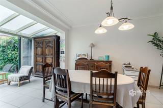 <p><span>In de Piet Verhaertstraat woon je rustig, maar toch met alles binnen handbereik. Winkels, scholen, openbaar vervoer en belangrijke invalswegen bevinden zich in de omgeving. Een aangename woonlocatie waar rust en bereikbaarheid hand in hand gaan.</span></p><p><span>De woning beschikt over dubbele beglazing in PVC- en aluminiumprofielen en elektrische rolluiken aan de voorzijde op het gelijkvloers. Voor de rest zijn er handmatige rolluiken aanwezig. Daarnaast beschikt het pand over een bijzonder ruime kelder van maar liefst 53 m².</span></p><p><span>Via de inkom-/traphal met apart gastentoilet betreden we de woning. De lichtrijke leefruimte met aansluitende veranda biedt maar liefst 49 m² wooncomfort. Grenzend hieraan bevindt zich de praktisch ingerichte keuken (6 m²) met heel wat kastruimte. Dankzij de grote raampartijen geniet je hier van een aangename lichtinval en een mooi zicht op de tuin. De veranda vormt bovendien een natuurlijke overgang naar de zuid-oost-gerichte tuin van 83 m², een groene plek om in alle rust van het buitenleven te genieten. </span></p><p><span>Op de eerste verdieping bevinden zich twee ruime slaapkamers van 20 m² en 15 m². De grootste slaapkamer beschikt over een aangrenzende badkamer (8 m²), uitgerust met een ligbad, lavabo, toilet en aansluitingen voor wasmachine en droogkast. Een derde kamer (5 m²) kan perfect dienstdoen als bureau, dressing of compacte extra slaapkamer.</span></p><p><span>Een ruime woning met een aangename indeling, een groene tuin en tal van mogelijkheden om er helemaal jouw thuis van te maken. Kom ze zelf ontdekken!</span></p><p><span>Bewoonbare opp. 131 m² ref.: bruto vloeropp. EPC. Voor meer info of een gratis schatting surf naar </span><span><span>www.hansimmo.be</span></span></p><p><span> </span></p>