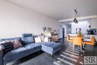 <span>Ben je op zoek naar een rustig gelegen woning met 2 slaapkamers en grote tuin vlakbij Mechelen en alle belangrijke invalswegen en met extra troef het natuur- en wandeldomein Mechels Broek op fietsafstand? Dan is dit exact wat je zoekt! Deze woning geniet van veel lichtinval, heeft twee slaapkamers en bovendien ook een ruime tuin met terras. Ideaal voor wie geniet van rust maar toch alles vlakbij wil hebben.<br /></span><span><br />Indeling: de woning omvat op de gelijkvloers een ruime leefruimte, volledig geïnstalleerde keuken, een recent gerenoveerde badkamer met toilet, ligbad met douche en groot lavabomeubel. Verder heeft de woning een goed onderhouden tuin met terras en tuinhuis. Deze heeft een achteruitgang zodat je een aparte ingang hebt om de tuin te betreden vanop straat. Ideaal voor o.a. je fietsen en je vuilbakken. Op de overige verdiepingen vindt u de 2 slaapkamers.<br /></span><br /><span>Concreet: moderne en zeer gezellige woning met twee slaapkamers en alle comfort gelegen in Muizen met een vlotte verbinding naar de E19 en het openbaar vervoer (bus en trein). Ideaal als investering of om zelf te bewonen. Op amper 10 minuutjes ben je met de fiets in centrum Mechelen of in het natuurdomein Mechelsbroek.<br /></span><span><br /></span><span>Aarzel niet ons te contacteren (telefonisch 015/65.50.05 of per mail info@immosir.be) om een afspraak in te plannen.</span>