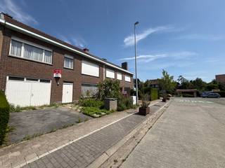 Op zoek naar een woning die je zelf kan aanpassen naar eigen smaak? <br />Dan is deze woning ideaal voor jou! Op een ideale rustige ligging, nabij scholen, openbaar vervoer en dichtbij centrum.<br /><br /><strong>Indeling: </strong><br />Inkomhal, living, berging, kelder, veranda, keuken, tuin en garage<br />1ste verdiep: 4 slaapkamers en bureau ruimte<br />2de verdiep: zolder met mogelijkheid om 2 extra slaapkamers te maken<br /><br /><strong>troeven:</strong>
<ul><li>veel potentieel</li><li>mogelijkheid tot 7 slaapkamers</li><li>garage en 2 staanplaatsen</li><li>rustige ligging</li></ul>