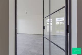 <p><span>Welkom bij dit nieuwbouw project “HOEVE PESSEMIER” </span></p><p><span> </span></p><p><span>In het hart van de stad Ronse op de oude site van een textielfabriek inclusief de hoeve en het woonerf rijst dit nieuwbouwproject uit de grond.</span></p><p><span> </span></p><p><span>In een eerste fase hebben we de oplevering van 12 woningen op de site, waarvan er reeds 9 verkocht zijn. Bekijk alvast de plannen per woning met 2, 3 of 4 slaapkamers. Is er een zolder dan kan deze ook worden ingericht als bijkomende kamer.</span></p><p><span> </span></p><p><span>De woningen worden afgewerkt met kwaliteitsvolle, duurzame materialen en voldoen aan alle comfort en de hoogste energie normen. In een volgende fase wordt de hoeve met 8 woningen opgeleverd.</span></p><p><span>Volgende entiteiten zijn beschikbaar:</span></p><ul><li><span>1 gezinswoning met 2 slaapkamers en private tuin met terras;</span></li><li><span>1 gezinswoning met 3 slaapkamers en private tuin met terras;</span></li><li><span>1 gezinswoning met 4 slaapkamers en private tuin met terras;</span></li></ul><p><span>Vooraan zijn autostaanplaatsen voorzien die apart kunnen aangekocht worden.</span></p><p><span> </span></p><p><span>Alle vermelde prijzen zijn steeds exclusief BTW en aankoopkosten.</span></p><p><span> </span></p>