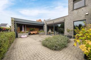 <strong>Moderne , energiezuinige woning met 4 slaapkamers vlakbij centrum van Mol</strong><br /><br />Bent u op zoek naar een instapklare woning op een toplocatie in Mol? Dan is deze ruime en moderne woning precies wat u zoekt! Gelegen op wandelafstand van het centrum, combineert deze woning comfort, ruimte en een uitstekende ligging.<br /><br />Indeling:<br /><br />Op het gelijkvloers vindt u een lichtrijke woonkamer met open keuken, ideaal voor gezellige familiemomenten. Daarnaast beschikt de woning over een bureau, een praktische wasplaats en een volledig uitgeruste badkamer met ligbad, douche en toilet.<br />Er is eveneens een tweede apart toilet.<br /><br />De eerste verdieping telt drie slaapkamers, waarvan één met een aangrenzende dressing. Hier bevindt zich ook nog een extra toilet.<br /><br />De woning heeft bovendien een ruime zolder, perfect als vierde slaapkamer, hobbyruimte of bureau. In de kelder is er extra bergruimte beschikbaar.<br /><br />Buiten geniet u van een gezellige koer met overkapping – ideaal voor lange zomeravonden of een knusse barbecue met vrienden.<br /><br />Vooraan veel parkeergelegenheid en garage.<br /><br />Troeven:<br /><br />Moderne afwerking<br /><br />4 slaapkamers + bureau<br /><br />Ligging op wandelafstand van centrum Mol<br /><br />Kelder en ruime zolder<br /><br />Instapklaar<br /><br />Mis deze kans niet en plan snel uw bezoek!