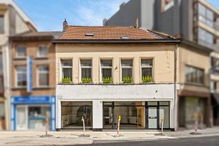 In het centrum van Sint-Niklaas bevindt zich deze veelzijdige eigendom met een totale bewoonbare oppervlakte van maar liefst 330 m² op een perceel...