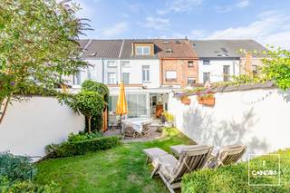 In deze gegeerde wijk aan het <strong>Rozebroekenpark en zwembad</strong> bevindt zich deze instapklare woning met vijf slaapkamers en twee badkamers. De woning is vlot bereikbaar met de wagen door nabijheid van E17 en het openbaar vervoer (Station Gent-Dampoort). Verder zijn tal van winkels, scholen en ontspanningsmogelijkheden in de buurt en is de woning op <strong>fietsafstand van het historisch centrum van Gent</strong>.<br /><br />U komt de woning binnen via een inkomhal met toegang tot de geïnstalleerde keuken en <strong>kelder</strong>. Vervolgens vindt u een lichtrijke leefruimte voorzien van zit- en eetgedeelte die toegang geeft tot de keuken, een eerste badkamer en de veranda. Via het schuifraam gaat u naar het gezellige terras en de zonnige tuin. Op het eerste verdiep vindt u een badkamer met bad en toilet en twee ruime slaapkamers. Op het tweede verdiep vindt u nog drie slaapkamers en toegang tot de<strong> zolder</strong>. De woning werd steeds goed onderhouden en is een buitenkans.<br /><br />Troeven: <strong>vijf slaapkamers</strong>, ideale locatie, <strong>twee badkamers, zonnige tuin</strong><br /><br />Er kan<strong> optioneel een garage met staanplaats</strong> worden aangekocht voor 40.000 euro<br /><br />Wenst u deze instapklare gezinswoning te bezoeken? Contacteer Yasmin via een online aanvraag of via yasmin@convas.be (met vermelding van uw telefoonnummer)